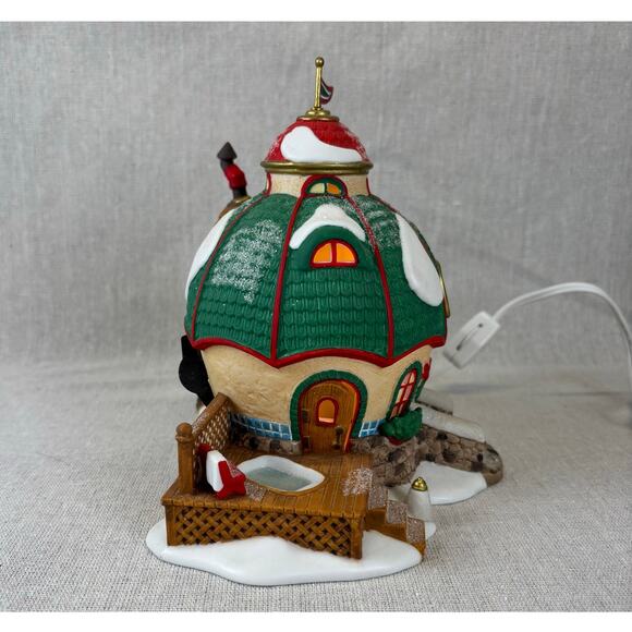 Department 56 North Pole Village Series Elf Spa, Retired 2001 - Picture 4 of 12